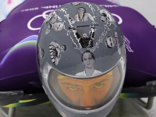 Ukrajinský skeletonista Vladyslav Heraskevyč má na prilbe fotografie ľudí zabitých počas vojny na Ukrajine. 