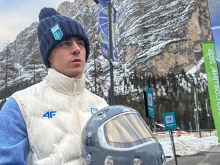 Vladyslav Heraskevyč so svojou helmou počas ZOH 2026.