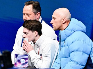 Benoit Richaud (sprava) v Kiss & Cry s americkým pretekárom Maximom Naumovom na ZOH v Miláne.