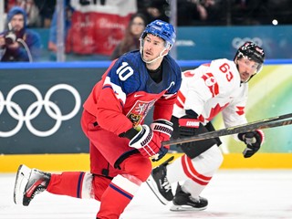 Český kapitán Roman Červenka v zápase proti Kanade na ZOH 2026.