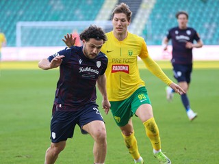 V popredí sprava Marko Roginič (Žilina) a Tsotne Kapanadze (Dunajská Streda)