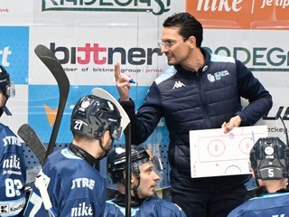 Na snímke v pozadí tréner Slovana Brad Tapper rozdáva pokyny svojim zverencom.