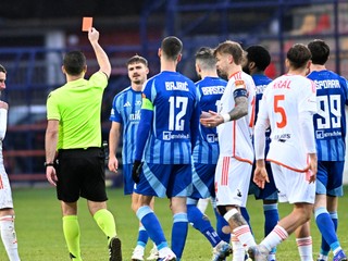 Na snímke rozhodca ukazuje červenú kartu Petrovi Pokornému (ŠK Slovan).