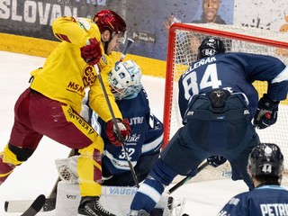 Na snímke vľavo Jordan Bellerive (Trenčín) a vpravo Vojtech Zeleňák (Slovan) počas zápasu 51. kola.