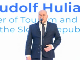Minister cestovného ruchu a športu SR Rudolf Huliak (nezávislý).