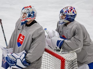Na snímke zľava Adam Gajan a Samuel Hlavaj počas tréningu slovenskej hokejovej reprezentácie.