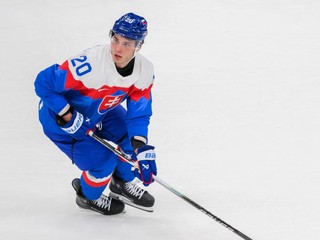 Juraj Slafkovský korčuľuje s pukom počas zápasu základnej B-skupiny Slovensko - Fínsko.