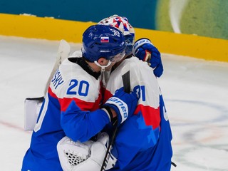 Juraj Slafkovský a Samuel Hlavaj sa tešia z výhry 4:1 po zápase Slovensko - Fínsko.