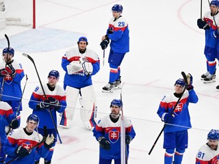 Na snímke slovenskí hokejisti ďakujú divákom po výhre 4:1 po zápase základnej B-skupiny Slovensko - Fínsko.