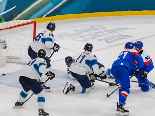 Tomáš Tatar (90) sa teší z gólu na 4:1, ktorý strelil do prázdnej brány Adam Ružička (21) počas zápasu základnej B-skupiny Slovensko - Fínsko na zimných olympijských hrách v Miláne.