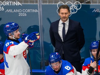 Miloš Kelemen (Slovensko), Pavol Regenda (Slovensko), Oliver Okuliar (Slovensko), tréner slovenskej reprezentácie Vladimír Orzságh a Matúš Sukeľ (Slovensko) počas zápasu základnej B-skupiny Taliansko - Slovensko.