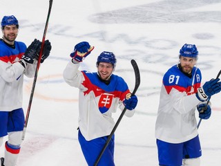 Hokejisti Slovenska oslavujú víťazstvo nad Talianskom na ZOH 2026.