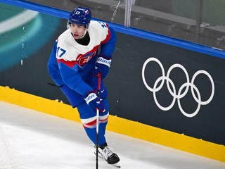 Šimon Nemec korčuľuje s pukom počas zápasu základnej B-skupiny Slovensko - Fínsko.