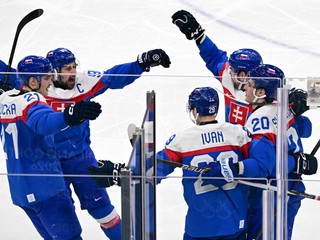 Tomáš Tatar (vľavo), Michal Ivan (uprostred), Adam Ružička (druhý zľava) sa tešia z úvodného gólu, ktorý  strelil Juraj Slafkovský (druhý sprava) počas zápasu základnej B-skupiny Slovensko - Fínsko.