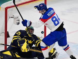 Hokejisti Slovenska strieľajú gól Švédsku na ZOH 2026.