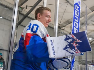Brankár Adam Gajan reaguje na tréningu slovenskej hokejovej reprezentácie na zimných olympijských hrách v Miláne.