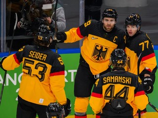 Nemeckí hokejisti oslavujú gól do siete Francúzska na ZOH 2026.