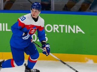 Juraj Slafkovský (Slovensko) korčuľuje s pukom vo štvrťfinálovom dueli Nemecko - Slovensko.