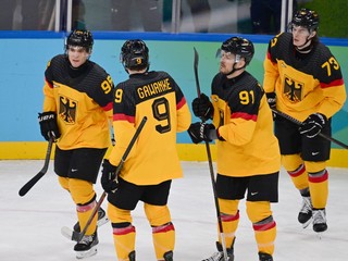 Na snímke sprava  Lukas Reichel, Moritz Müller,Leon Gawanke (všetci Nemecko) sa tešia z gólu.