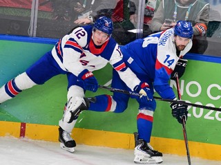 Peter Čerešňák (Slovensko) a Matt Boldy (USA) bojujú o puk.