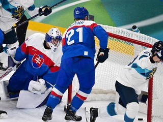Slovenskí hokejisti inkasujú gól s Fínskom v zápase o bronz na ZOH 2026.