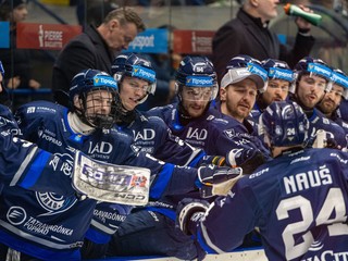 Hokejisti Popradu sa tešia z gólu.