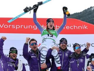 Nemecká lyžiarka Emma Aicherová oslavuje so svojím tímom triumf v super-G v Soldeu 2026.