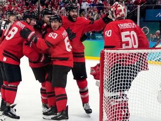 Kanadskí hokejisti oslavujú postup do finále na ZOH 2026.