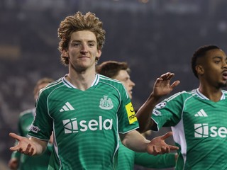 Na snímke hráč Newcastlu Anthony Gordon (vľavo) sa raduje po strelení gólu v prvom zápase play off o postup do osemfinále Ligy majstrov.