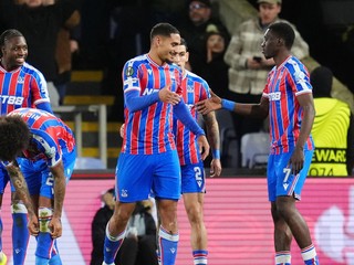 Hráči Crystal Palace oslavujú gól v sieti Mostaru.