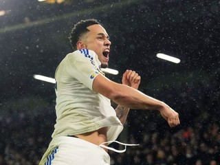 Noah Okafor oslavuje gól. 