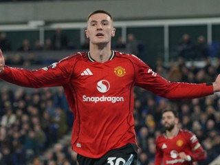 Benjamin Šeško oslavuje gól.