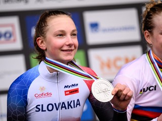 Viktória Chladoňová pózuje so striebornou medailou z pretekov U23 na MS v cyklokrose 2026.