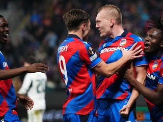 Karel Spáčil (druhý sprava) sa teší so spoluhráčmi z gólu počas odvetného zápasu play off o osemfinále Európskej ligy FC Viktoria Plzeň - Panathinaikos Atény.