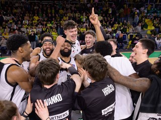 Basketbalisti BC Prievidza oslavujú po tom, čo sa stali víťazom Tipos Final Four Slovenského pohára v sezóne 2025/2026.