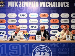 Zľava hlavný tréner MFK Zemplín Michalovce Anton Šoltis , generálny manažér Ivan Gondor a kapitán MFK Zemplín Michalovce Lukáš Pauschek