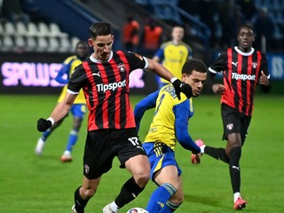 Jakub Paur (Trnava) a Kai Brosnan (Michalovce) bojujú o loptu v zápase 19. kola futbalovej Niké ligy.