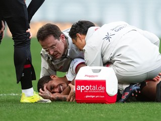 Arthur z Bayer Leverkusen leží zranený na trávniku.