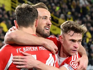 Hráč Bayernu Harry Kane (uprostred) oslavuje gól
