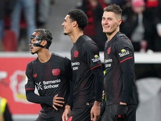 Patrik Schick sa teší so spoluhráčmi z gólu.