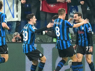 Hráči Atalanty sa tešia z gólu.
