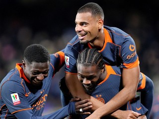 Andy Diouf sa teší z gólu so spoluhráčmi Intera Miláno.