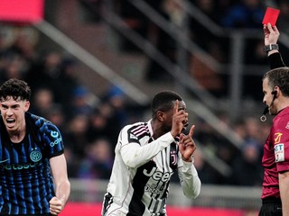 Pierre Kalulu (v strede) reaguje na červenú kartu. Alessandro Bastoni (prvý zľava) oslavuje rozhodnutie rozhodcu.