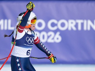 Breezy Johnsonová sa raduje v cieli zjazdu na ZOH 2026