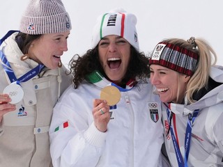 Talianska lyžiarka Federica Brignoneová oslavuje zlato.