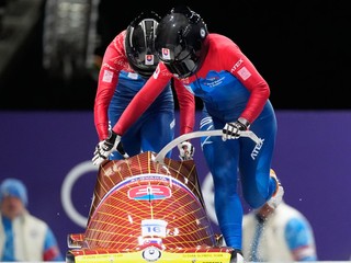 Slovenské bobistky Viktória Čerňanská a Lucia Mokrášová počas tretej jazdy v súťaži dvojbov žien.