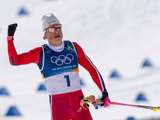 Nórsky bežec na lyžiach Johannes Hösflot Kläbo sa raduje po výhre.