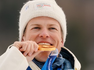 Johannes Hoesflot Klaebo so zlatou medailou na ZOH 2026.