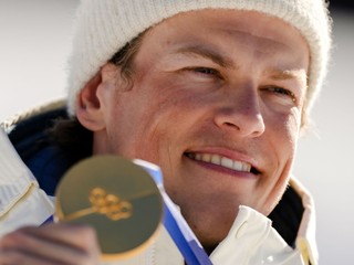 Nórsky bežec na lyžiach Johannes Hösflot Kläbo s ôsmou zlatou medailou zo ZOH. 