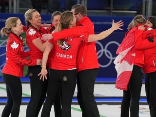 Kanaďanky sa tešia zo zisku bronzu.